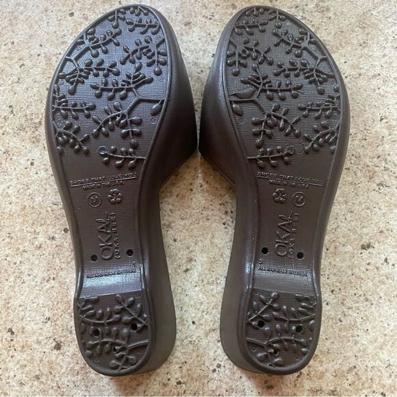 OKA-B Brown Wedge Sandals With Gold Tone Front Accents Size Medium - Picture 3 of 7